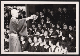 Superbe Photo Amateur Très Belle Scène écoliers étudiants Enfants Au Temple, Snapshot  JAPAN JAPON, 11,2x7,6 Cm - Lieux