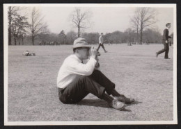 Superbe Photo Amateur Très Belle Scène Homme Au Chapeau Photographe Appareil Photo Meta Snapshot JAPAN JAPON 8,7x6,1cm - Plaatsen