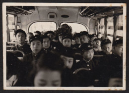 Superbe Photo Amateur Très Belle Scène Enfants écoliers Dans Un Autobus Bus Car Autocar Snapshot JAPAN JAPON 8x5,2cm - Plaatsen