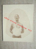 Athlete - Muscular Guy ( Old Small Photo ) - Anonieme Personen
