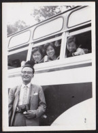 Photo Amateur Très Belle Scène Enfants écoliers Dans Un Autobus Bus Car Autocar Appareil Photo JAPAN JAPON 5,8x8cm - Lieux