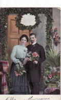 J72. Vintage Postcard. Couple In Doorway Holding Flowers - Frauen