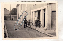 PHOTO  GUERRE  SOLDATS ALLEMANDS SUR BICYCLETTES 1940 EN FRANCE - War, Military