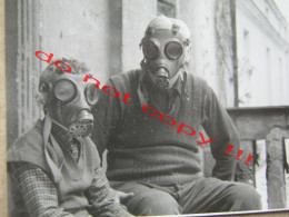 With Gas Masks ... - Anonieme Personen