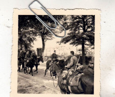 PHOTO  GUERRE CAVALERIE ET SOLDATS ALLEMANDS CAMPAGNE 1940 EN FRANCE - Guerre, Militaire