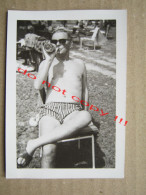 Man In Swimsuit - Refreshments On The Beach ... - Personnes Anonymes