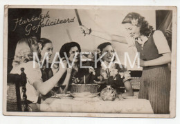 Cpa " Hartelijk Gefeliciteerd !! Jeunes Femmes à Table Avec Gateau D'anniversaire . - Birthday