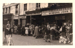 PARIS : BRASSERIE-RESTAURANT : BIÈRE DU LION / BONBONS JOHN TAVERNIER - CARTE VRAIE PHOTO / REAL PHOTO ~ 1950 ? (an884) - Pubs, Hotels, Restaurants