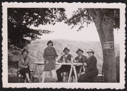 Jolie Photographie De Groupe En Train De Boire, Publicité Alcool Liqueur Monéger Goudron "l'ami Du Poumon" 8,7x6,1cm - Sonstige & Ohne Zuordnung