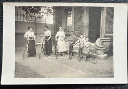 Carte Photo Ancienne Tous à Vélo !!! 1911 Femmes Enfants Bicyclettes - Cyclisme