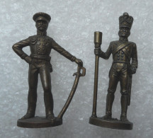 2 KINDER METAL PRUSSIENS  GENERAL & ARTILLEUR SOCLE OVALE - Metal Figurines