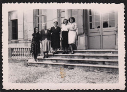 Jolie Photographie De Groupe Devant Belle Demeure, Château? à Identifier à Vert Le Grand, Essonne, Juin 1950, 6,3x9cm - Other & Unclassified