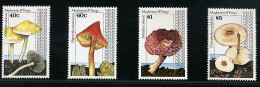 Nevis ** N° 610 à 613 - Champignons (II) (3 P10) - St.Kitts And Nevis ( 1983-...)
