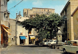 04 - Gréoux Les Bains - La Place Et La Fontaine - Au Fond, Le Château - Gréoux-les-Bains