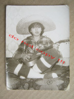 Girl With A Sombrero Plays The Guitar - Personnes Anonymes