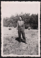 Photographie Militaria Soldat Militaire à Villefanche Sur Cher En Août 1945, WW2, Seconde Guerre Loir Et Cher, 6x8,6 Cm - Guerra, Militari