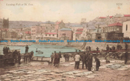 R668993 Landing Fish At St. Ives. Postcard - Monde