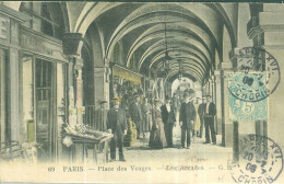 PARIS - Place Des Vosges. - Les Arcades. Animation. Tabac. - Markten, Pleinen