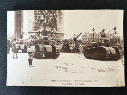Carte Postale Ancienne Originale Paris La Victoire 1919 Le Défilé Les Tanks ( 75 ) Militaires - Champs-Elysées
