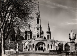 LOURDES - La Basilique Et La Vierge Couronnée - Lourdes