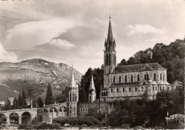 LOURDES - Vue Générale De  La Basilique. Au Fond. Le Pic Du Jer - Lourdes
