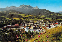 04 - Barcelonnette - Vue Générale - Au Fond, Le Chapeau De Gendarme Et Le Pain De Sucre - Barcelonnette