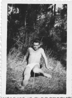 Photo Originale 9 X 6 Cm - Homme Nu Dans La Forêt Avec Seulement Ses Sous-vêtements - Unclassified