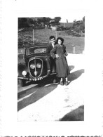 Photo Originale 11x 8 Cm -Couple Avec Leur Voiture "Peugeot" Des Années 50 - Auto's