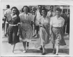 Photo Originale 9x 7 Cm -Groupe De Jeunes Filles Portant Des Robes à La Mode De L'époque - Anonymous Persons