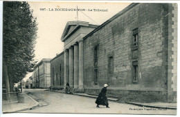 CPA Non écrite * LA ROCHE SUR YON Le Tribunal ( Femme Traversant La Rue ) Vassellier - La Roche Sur Yon