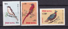 132 NEPAL 1979 - Yvert 352/53 + A6 - Oiseau - Neuf **(MNH) Sans Charniere - Nepal
