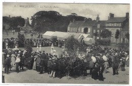 BRIQUEBEC (50) - La Place Des Buttes ( Concours De Gymnastique ) - Ed. Librairie Mosrin, Briquebec - Bricquebec