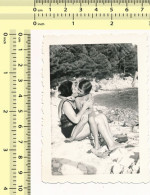 REAL PHOTO Swimsuit Woman And Kid Girl On Beach Femme Et Fillette Sur Plage Old Snapshot - Anonymous Persons