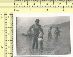 REAL PHOTO Swimsuit Woman And Kid Girl On Beach Scene Femme Et Fillette Sur Plage Old Snapshot - Personnes Anonymes