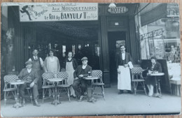 AUX MOUSQUETAIRES   LE ROI DES BANYULS CARTE PHOTO DEVANTURE MAGASIN COMMERCE - Cafés