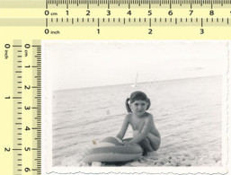 REAL PHOTO Kid Girl On Beach Fillette Sur Plage Old Snapshot - Personnes Anonymes