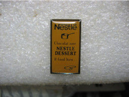 Pin's NESTLE Dessert, Chocolat Noir, Il Fond Bien... - Lebensmittel