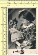 REAL PHOTO Kid Girl With Doll, Kid Child Portrait, Fille Avec Poupée Jouet Enfant ORIGINAL VINTAGE SNAPSHOT - Anonymous Persons