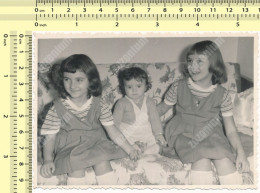 REAL PHOTO Kids Girls Twins And Baby Fillettes Jumeaux Et Bébé ORIGINAL VINTAGE SNAPSHOT - Personnes Anonymes
