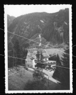 Orig. Foto 1938 Ortspartie Böckstein, Blick Auf Ein Hotel Und Kaffee Beim Haltepunkt - Böckstein