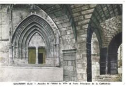 Carte Postale Ancienne: GOURDON: Arcades De L'Hôtel De Ville Et Porte Principale De La Cathédrale. - Gourdon