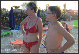 Nice Bikini Woman And School Boy On Beach Old Photo 10x15 Cm #41381 - Personnes Anonymes