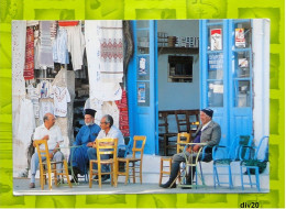GRECE - Lot 2 CPM Scène De La Vie Quotidienne Avec Pope:  Attablé à Une Terrasse De Café, Faisant Ses Courses - Grèce