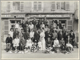 Photographie D' Un Groupe De Personnes Devant Le Café NOIROT Lors D'un Mariage à CHAUDENAY. Cliché Randon Chagny - Places