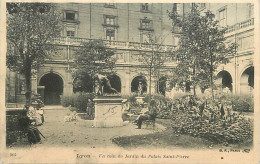 69 - Lyon - Un Coin Du Jardin Du Palais Saint-Pierre - Animée - Etat Léger Pli Visible - CPA - Voir Scans Recto-Verso - Other & Unclassified