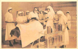 Reproduction CPA - Santé - Bloc Opératoire Avec Médecin Et Infirmières - CPM Format CPA - Voir Scans Recto-Verso - Santé