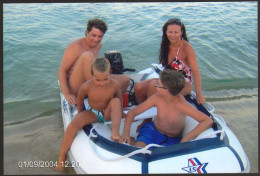 Man Bikini Woman And Two Boys In Boat On Beach Old Photo 10x15 Cm #41387 - Personnes Anonymes