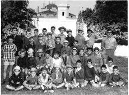 Photographie D' Un Groupe D' Enfants à OUILLY En 1966 - Lieux