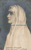 R670715 Woman With White Scarf - Monde