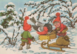 PAPÁ NOEL Feliz Año Navidad GNOMO Vintage Tarjeta Postal CPSM #PBM085.A - Santa Claus